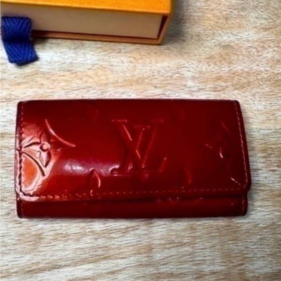 AUTHENTIC Louis Vuitton Vernis 4 ring keyholder. Pink. - Picture 1 of 15